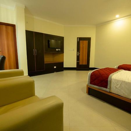 העיר בנגלור Comfy Luxury Hotel מראה חיצוני תמונה